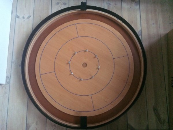 Crokinole vaegholder.jpg